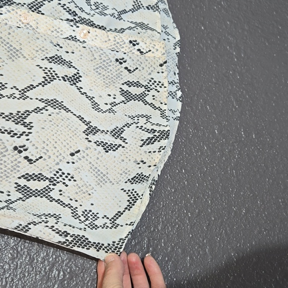 Express Button-down Sleeveless Top - Picture 4 of 7